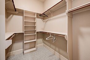 Vibrant Haven With Rooftop Patio