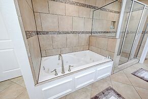 Vibrant Haven With Rooftop Patio