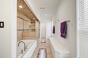 Vibrant Haven With Rooftop Patio