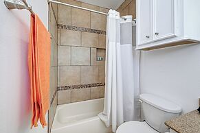 Vibrant Haven With Rooftop Patio