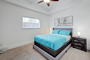 Vibrant Haven With Rooftop Patio