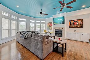 Vibrant Haven With Rooftop Patio