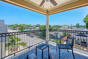 Vibrant Haven With Rooftop Patio