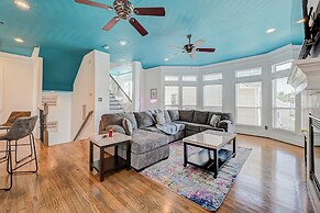 Vibrant Haven With Rooftop Patio