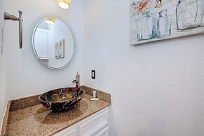 Vibrant Haven With Rooftop Patio