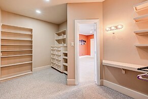 Vibrant Haven With Rooftop Patio