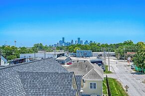 Vibrant Haven With Rooftop Patio