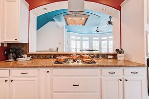 Vibrant Haven With Rooftop Patio