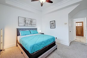 Vibrant Haven With Rooftop Patio