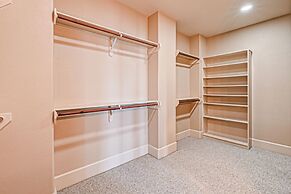 Vibrant Haven With Rooftop Patio