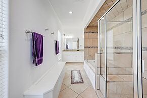 Vibrant Haven With Rooftop Patio