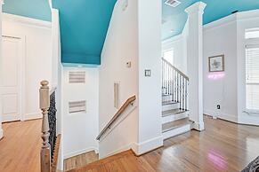 Vibrant Haven With Rooftop Patio