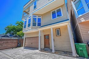 Vibrant Haven With Rooftop Patio