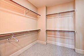 Vibrant Haven With Rooftop Patio