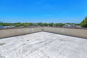 Vibrant Haven With Rooftop Patio