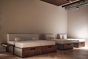 The Zipper Hotel & Apartments