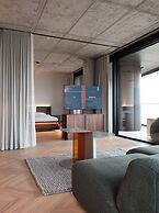 The Zipper Hotel & Apartments