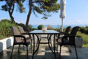 Villa Mare Azul - Luxury Beachfront Retreat in Hanioti, Halkidiki, Gre