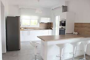 Villa Mare Azul - Luxury Beachfront Retreat in Hanioti, Halkidiki, Gre