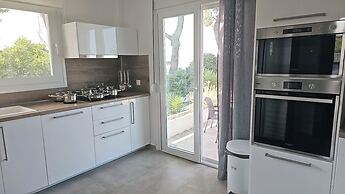 Villa Mare Azul - Luxury Beachfront Retreat in Hanioti, Halkidiki, Gre