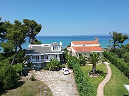 Villa Mare Azul - Luxury Beachfront Retreat in Hanioti, Halkidiki, Gre