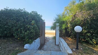 Villa Mare Azul - Luxury Beachfront Retreat in Hanioti, Halkidiki, Gre