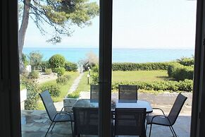 Villa Mare Azul - Luxury Beachfront Retreat in Hanioti, Halkidiki, Gre