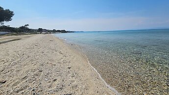 Villa Mare Azul - Luxury Beachfront Retreat in Hanioti, Halkidiki, Gre