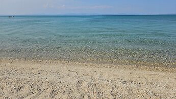 Villa Mare Azul - Luxury Beachfront Retreat in Hanioti, Halkidiki, Gre