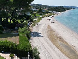 Villa Mare Azul - Luxury Beachfront Retreat in Hanioti, Halkidiki, Gre