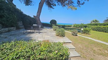 Villa Mare Azul - Luxury Beachfront Retreat in Hanioti, Halkidiki, Gre