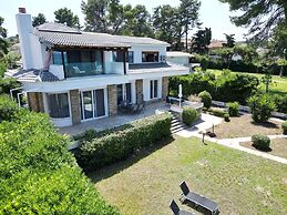 Villa Mare Azul - Luxury Beachfront Retreat in Hanioti, Halkidiki, Gre