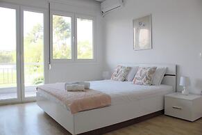 Villa Mare Azul - Luxury Beachfront Retreat in Hanioti, Halkidiki, Gre