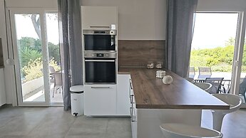 Villa Mare Azul - Luxury Beachfront Retreat in Hanioti, Halkidiki, Gre