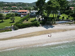 Villa Mare Azul - Luxury Beachfront Retreat in Hanioti, Halkidiki, Gre