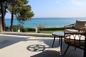 Villa Mare Azul - Luxury Beachfront Retreat in Hanioti, Halkidiki, Gre