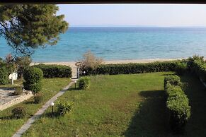 Villa Mare Azul - Luxury Beachfront Retreat in Hanioti, Halkidiki, Gre