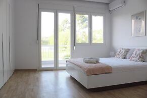 Villa Mare Azul - Luxury Beachfront Retreat in Hanioti, Halkidiki, Gre