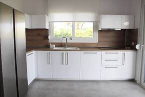 Villa Mare Azul - Luxury Beachfront Retreat in Hanioti, Halkidiki, Gre