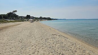 Villa Mare Azul - Luxury Beachfront Retreat in Hanioti, Halkidiki, Gre