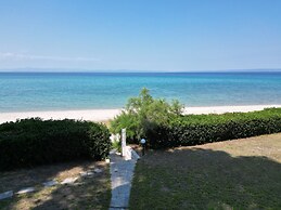 Villa Mare Azul - Luxury Beachfront Retreat in Hanioti, Halkidiki, Gre