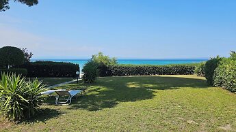 Villa Mare Azul - Luxury Beachfront Retreat in Hanioti, Halkidiki, Gre