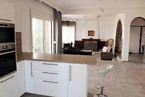 Villa Mare Azul - Luxury Beachfront Retreat in Hanioti, Halkidiki, Gre