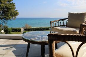 Villa Mare Azul - Luxury Beachfront Retreat in Hanioti, Halkidiki, Gre