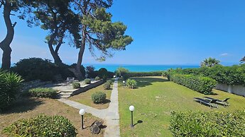 Villa Mare Azul - Luxury Beachfront Retreat in Hanioti, Halkidiki, Gre