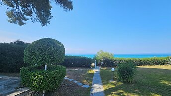 Villa Mare Azul - Luxury Beachfront Retreat in Hanioti, Halkidiki, Gre