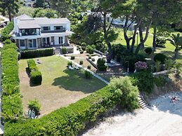 Villa Mare Azul - Luxury Beachfront Retreat in Hanioti, Halkidiki, Gre