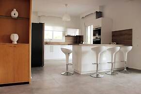 Villa Mare Azul - Luxury Beachfront Retreat in Hanioti, Halkidiki, Gre