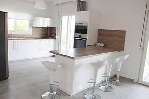 Villa Mare Azul - Luxury Beachfront Retreat in Hanioti, Halkidiki, Gre