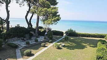 Villa Mare Azul - Luxury Beachfront Retreat in Hanioti, Halkidiki, Gre